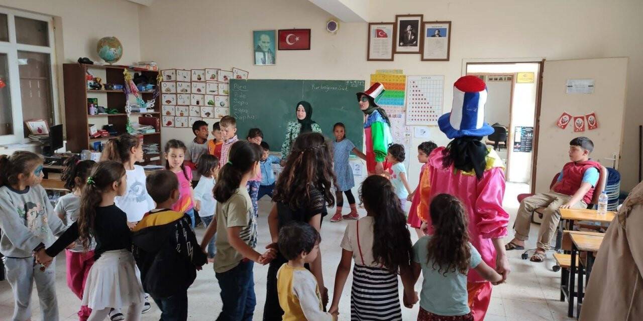 Üniversite Öğrencilerinden “Bir Kitap Bir Çocuk” projesi