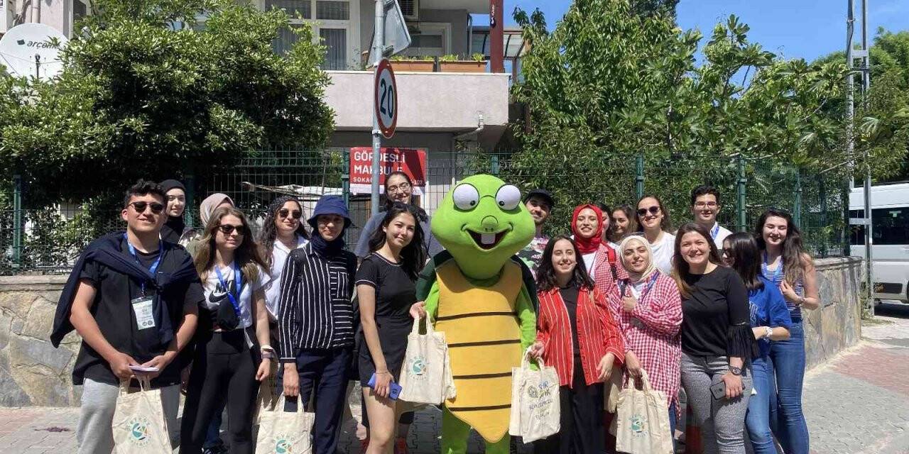 Beykoz’da üniversite öğrencileri kapı kapı dolaşıp “Sıfır Atık” projesini anlattı