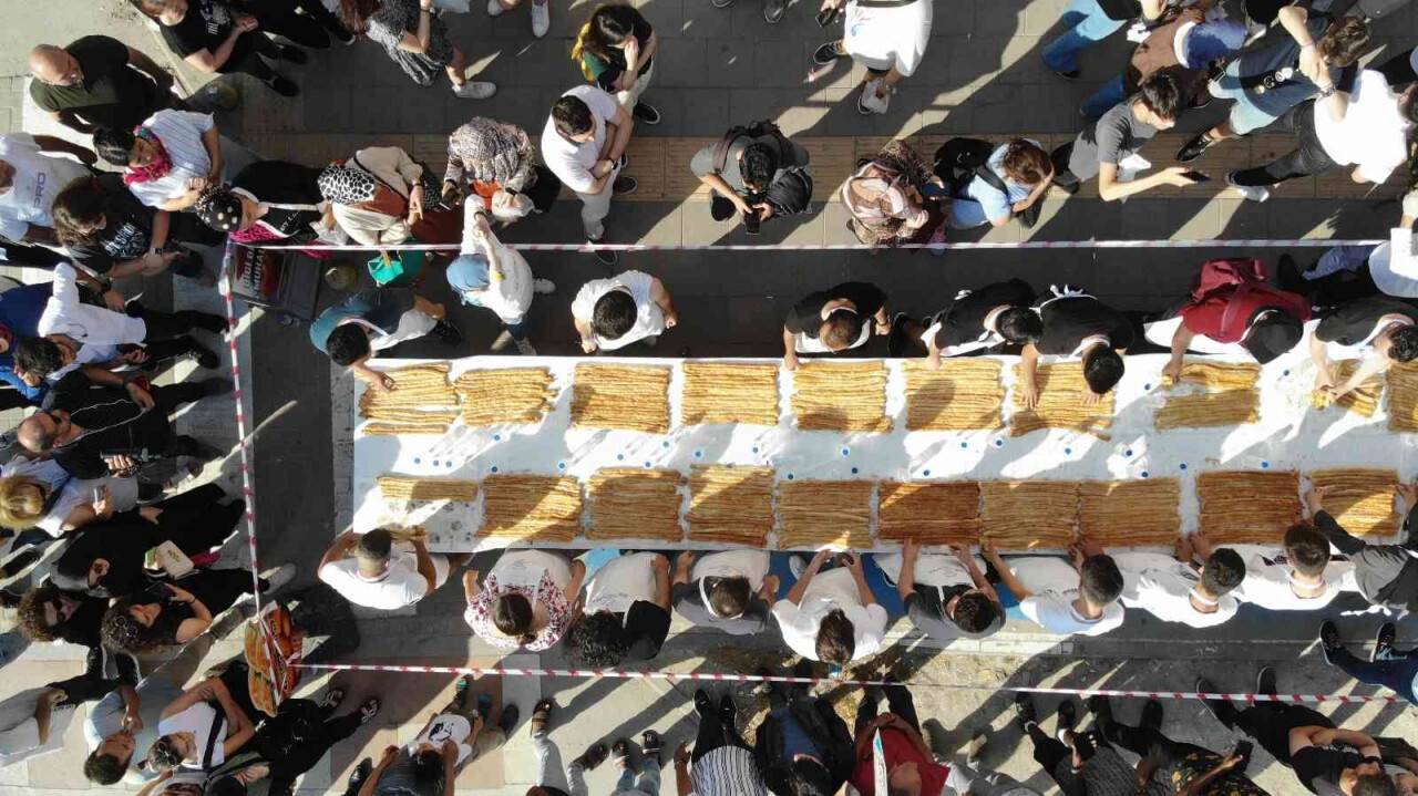 3 bin lira ödül için metrelerce börek yediler