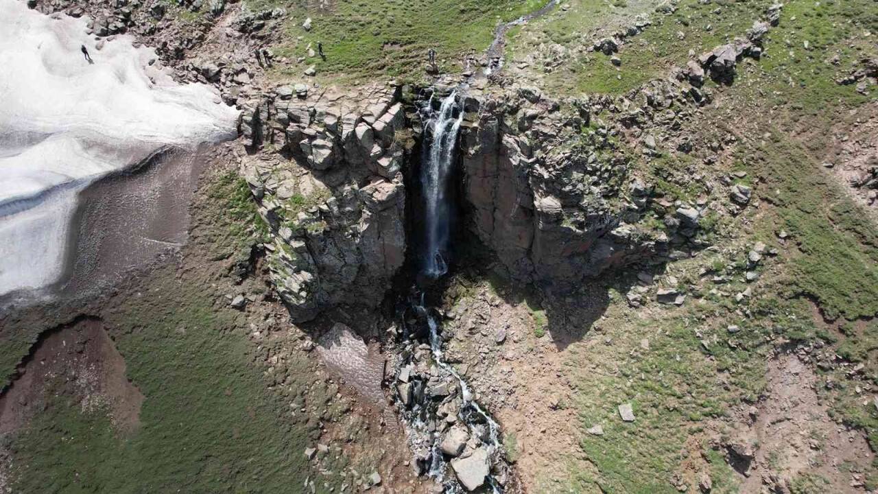 Kar sularıyla oluşan şelale görenleri adeta büyülüyor