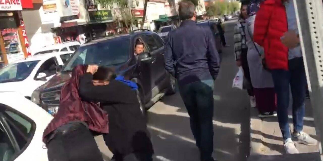 Kars’ta liseli kızların kavgası kamerada