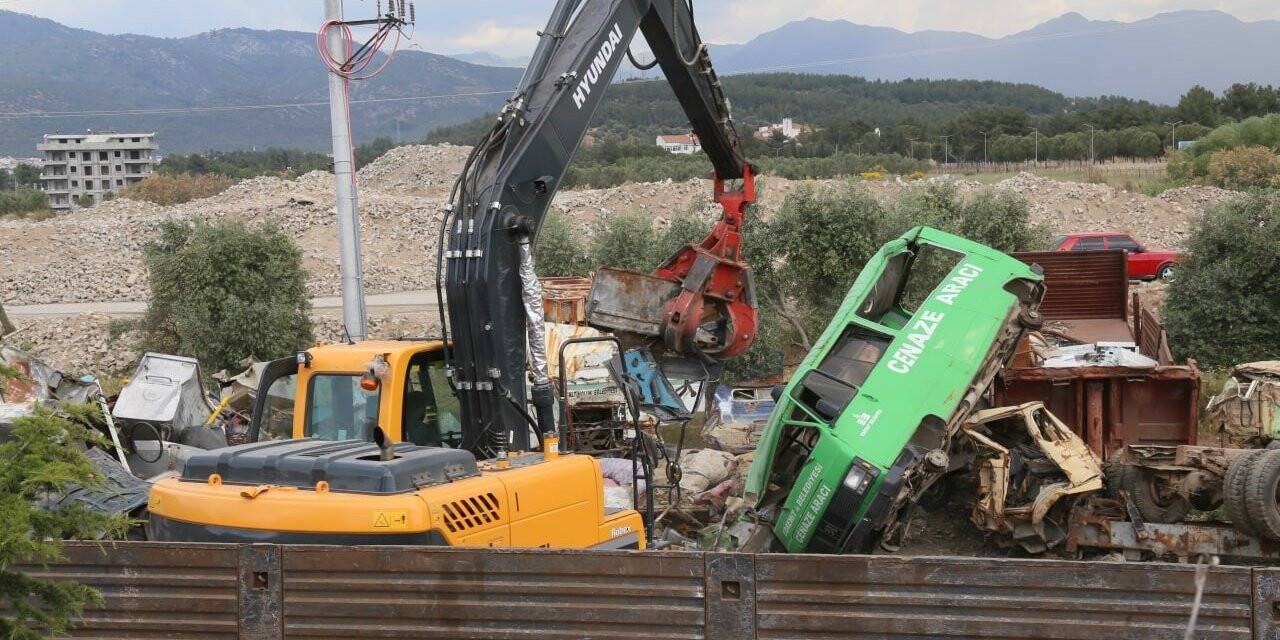 Edremit Belediyesi’nde 25 taşıt ve iş makinesi hurdaya ayrıldı