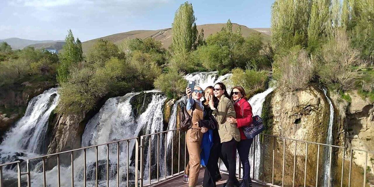 Bakan Ersoy’un eşi ünlü isimlerle Van’ı gezdi