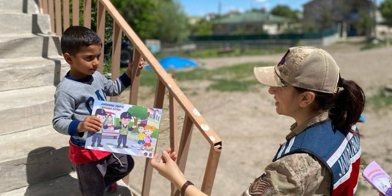 Tunceli’de jandarma ekipleri, köyde yaşayan vatandaşlara KADES’i anlattı