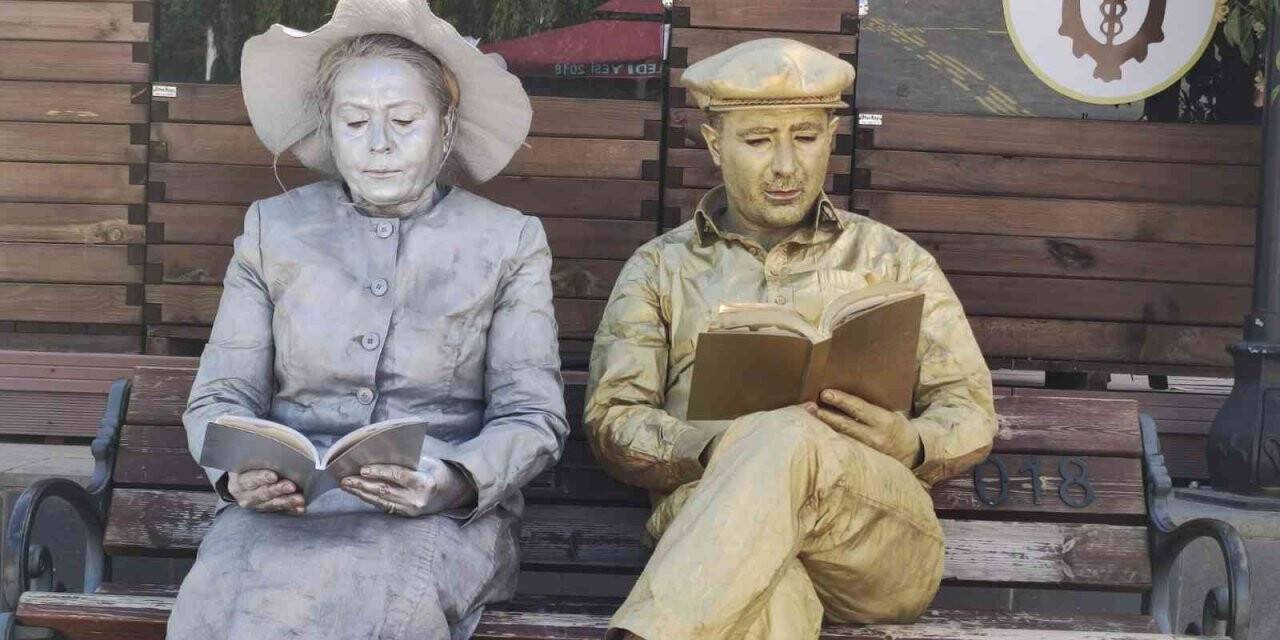Tunceli’de kitap okumanın önemini anlatmak için canlı heykel performansı sergilendi