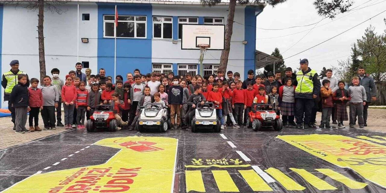 Kırsal mahalle çocuklarına trafik eğitimi