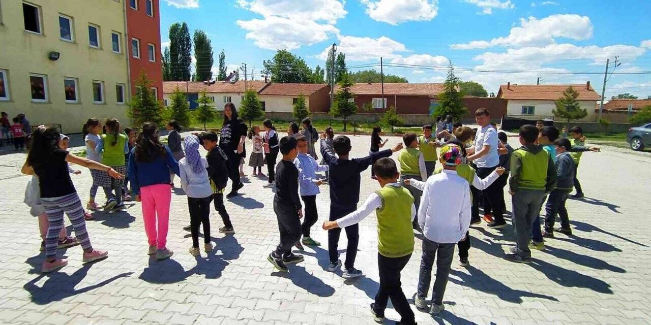 Altıntaş’ta 10 bin okul projesi etkinlikleri