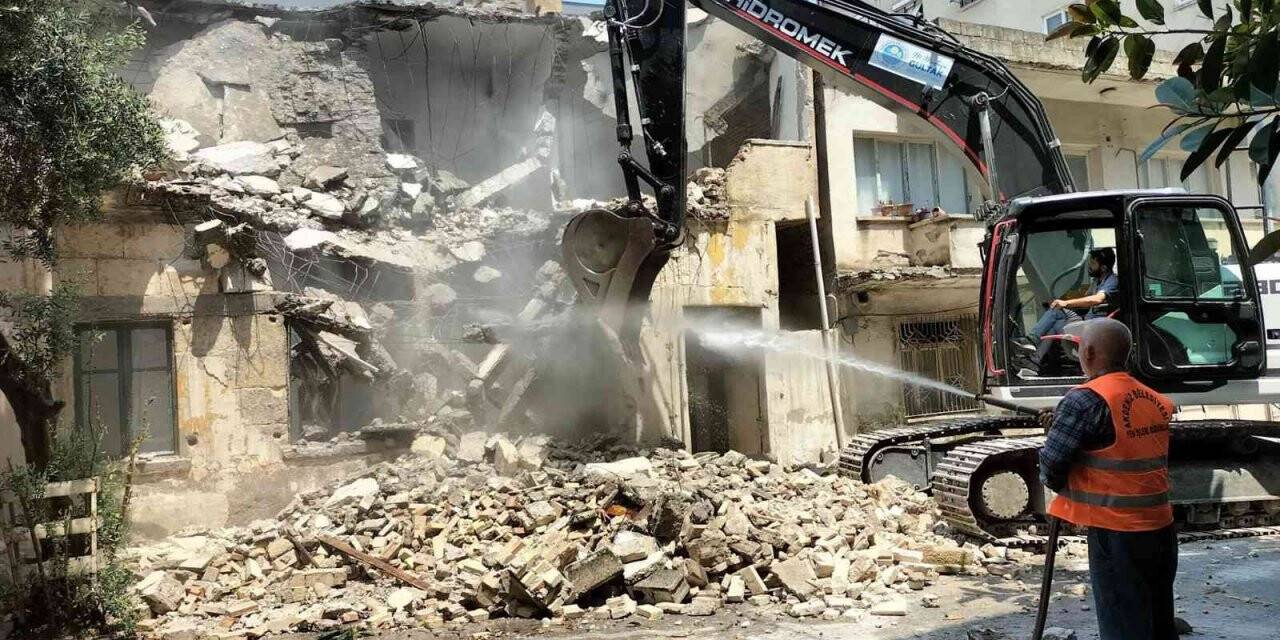 Akdeniz’de metruk binaların yıkımı sürüyor