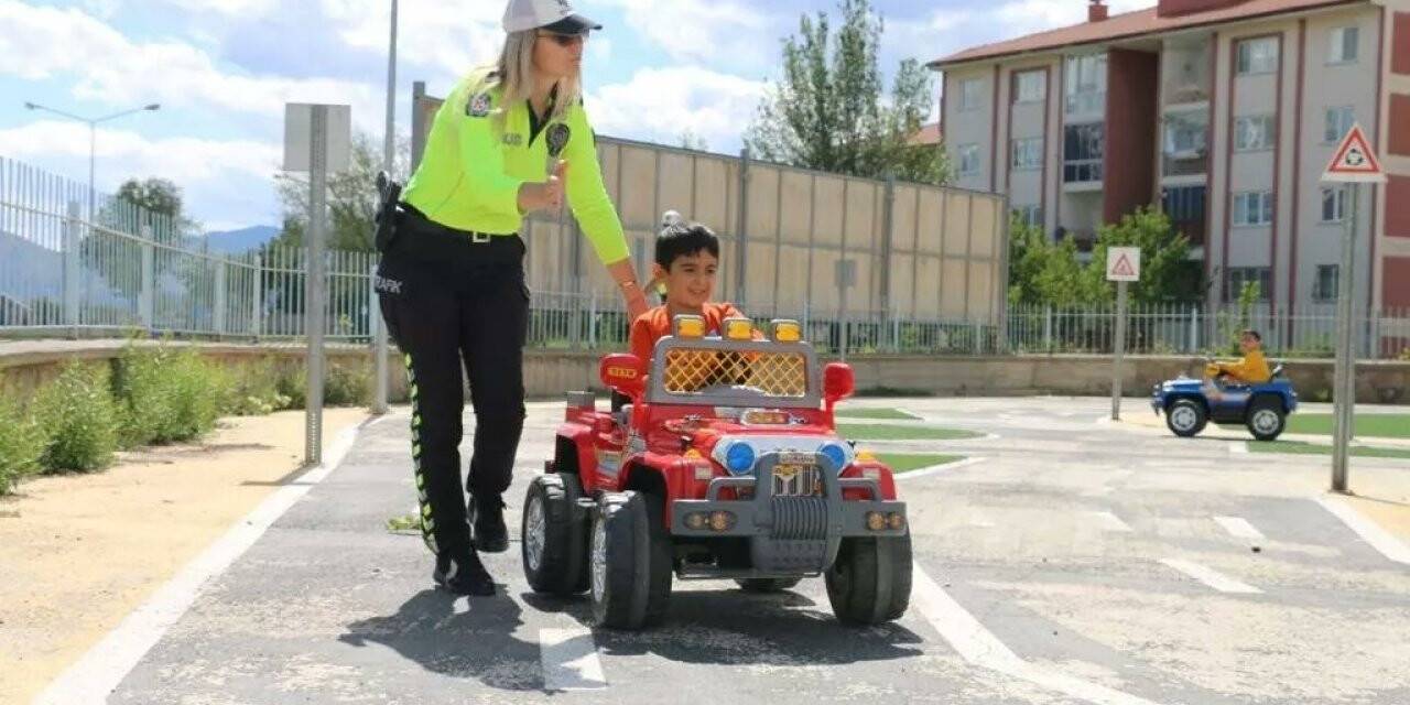 Erzincan’da minik öğrenciler trafik dedektifi oldu