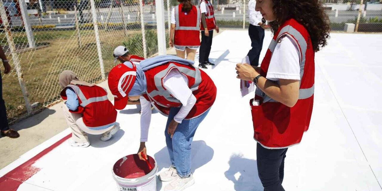 Gönüllü gençler basketbol sahalarını boyadı