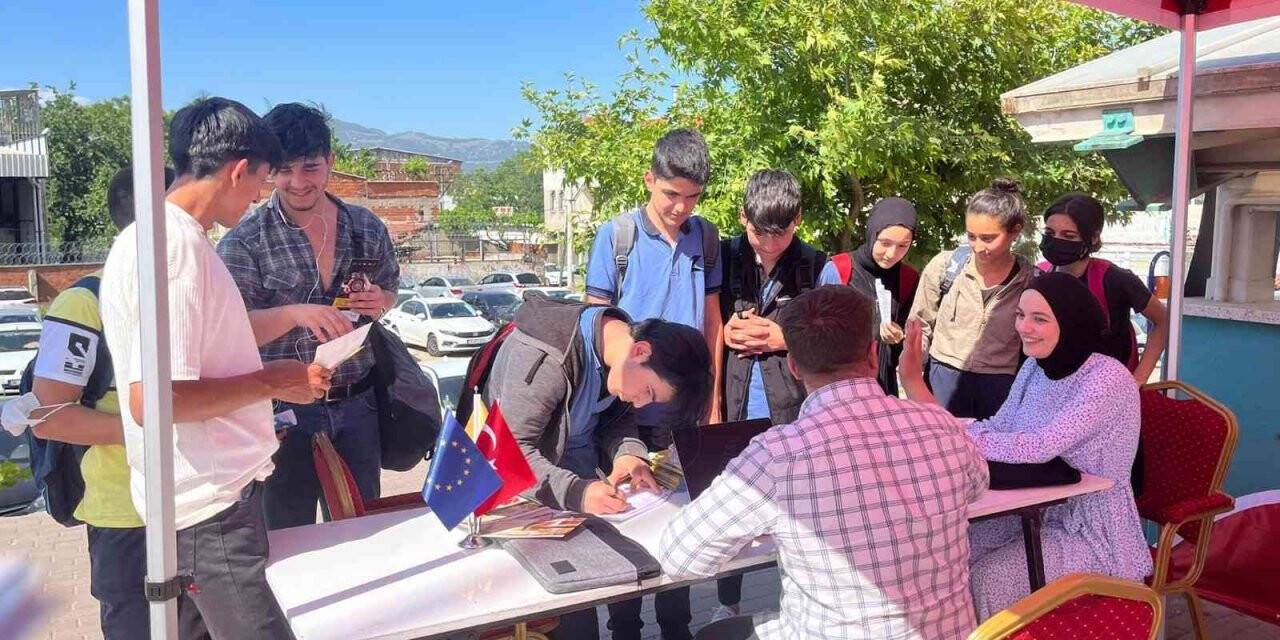 Gençlik istasyonu gençlerin vizyonuna yön veriyor