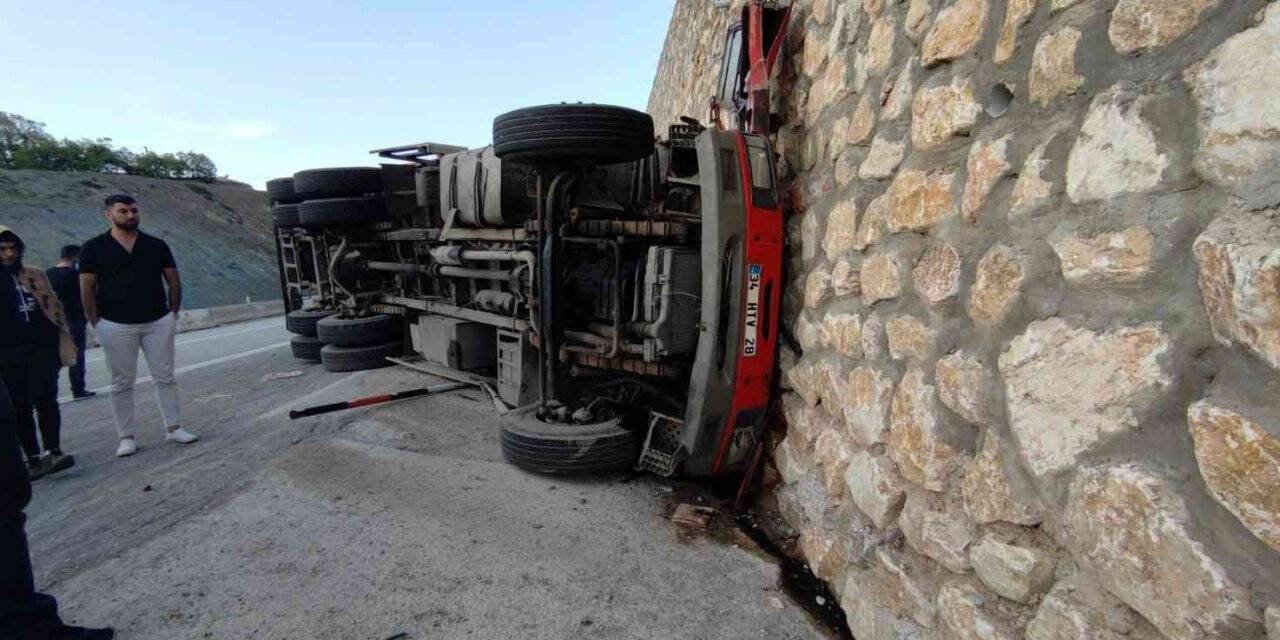 Devrilen kamyon duvara çarptı: 1 ölü