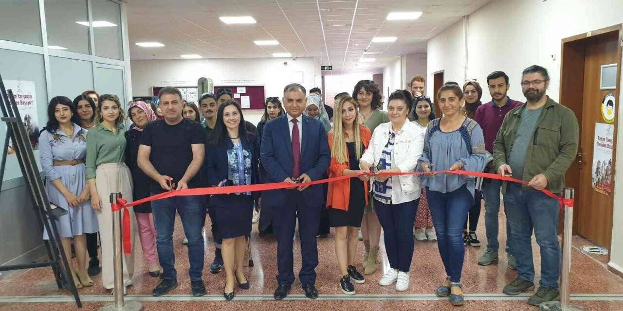 FÜ’de öğrencilerin yaptığı resimler sergilendi