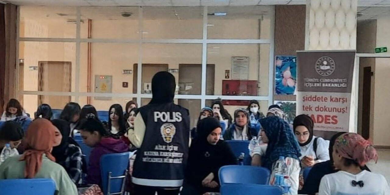 Üniversite öğrencilerine KADES bilgilendirmesi