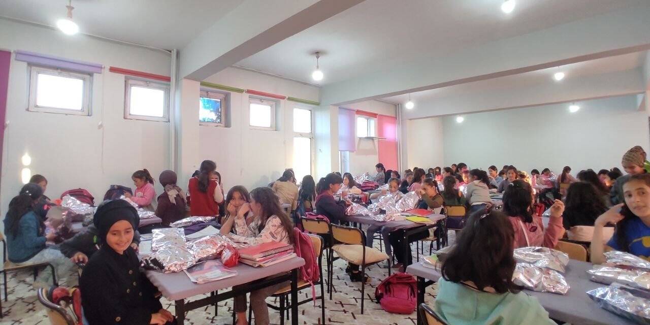 Kızılay Kadın Kolları, kız çocuklarının elinden tuttu