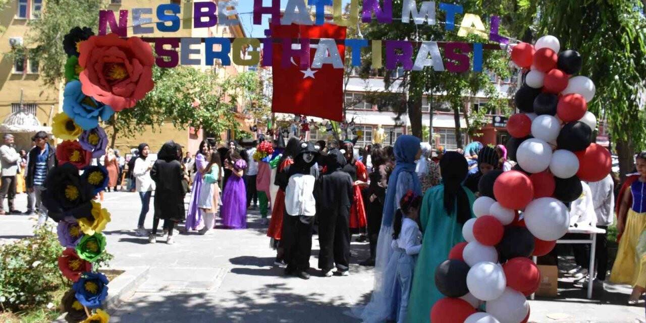 Kostümlü balo gibi sergi