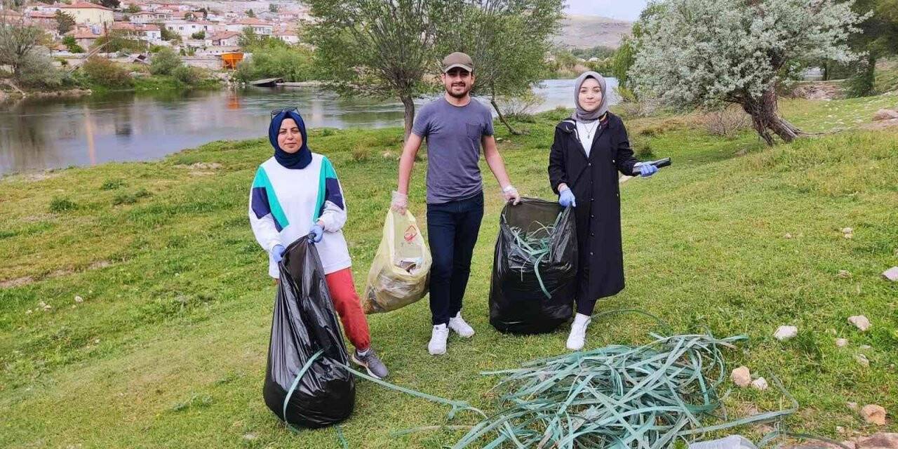 NEVÜ Öğrencileri ’Kirli Eller Temiz Dünya’ projesi için temizlik yaptı
