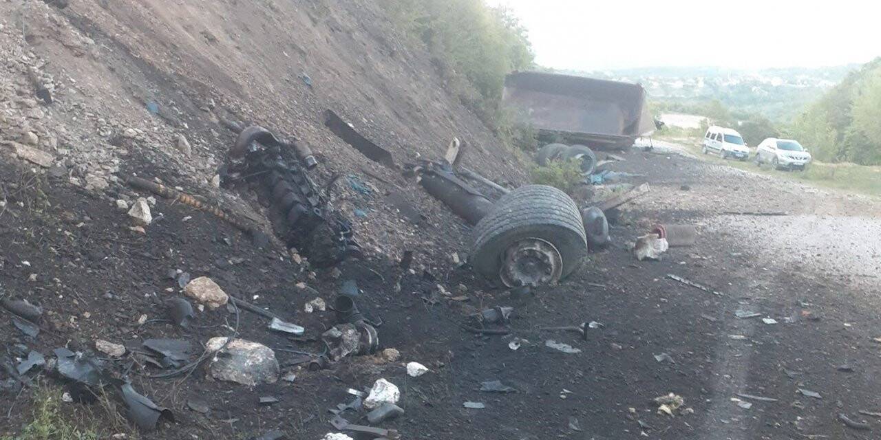 Kaza sonrası yanan kamyon parçalara ayrıldı: 1 ölü