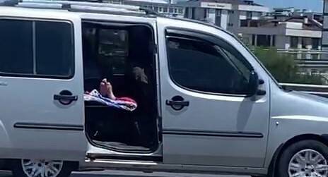 Otobanda aracın kapısı açık ilerledi