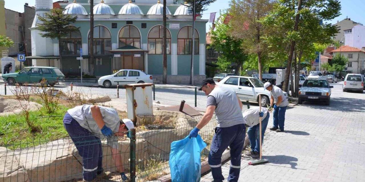 Emet Belediyesinden çevre düzenleme ve temizlik çalışmaları