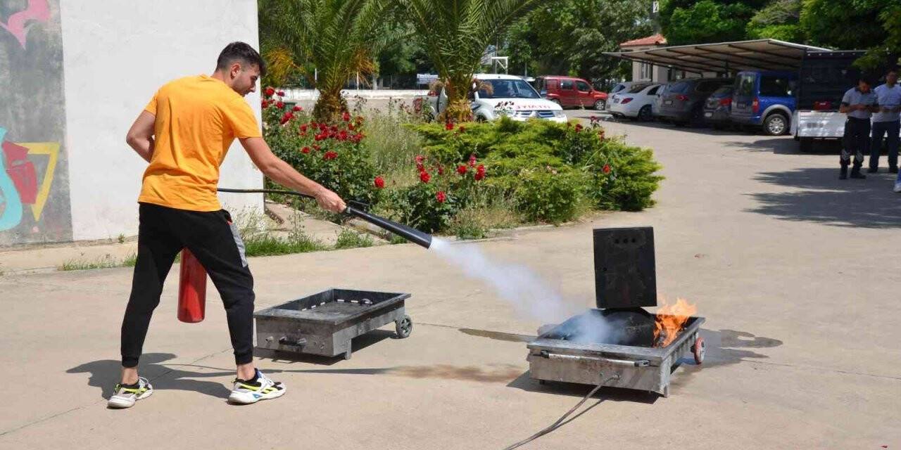 Atça’da üniversite öğrencilerine yangına müdahale eğitimi verildi