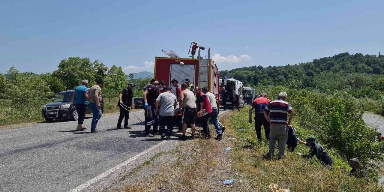 Kontrolden çıkan araç dereye düştü: 1 kişi halatla kurtarıldı