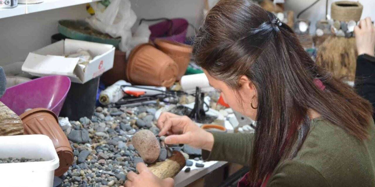 Deniz kenarından topladıkları atıklar, el emeği ürünlere dönüşüyor