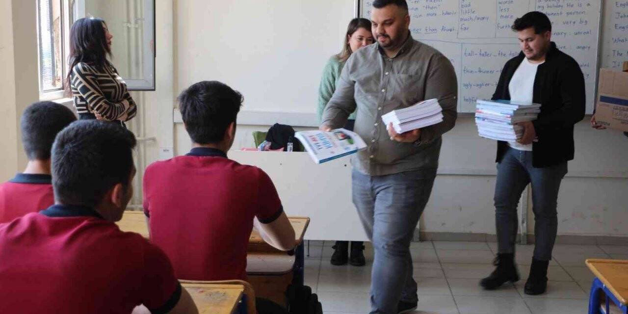 Silopi Türk Ocaklarından öğrencilere kaynak kitap desteği