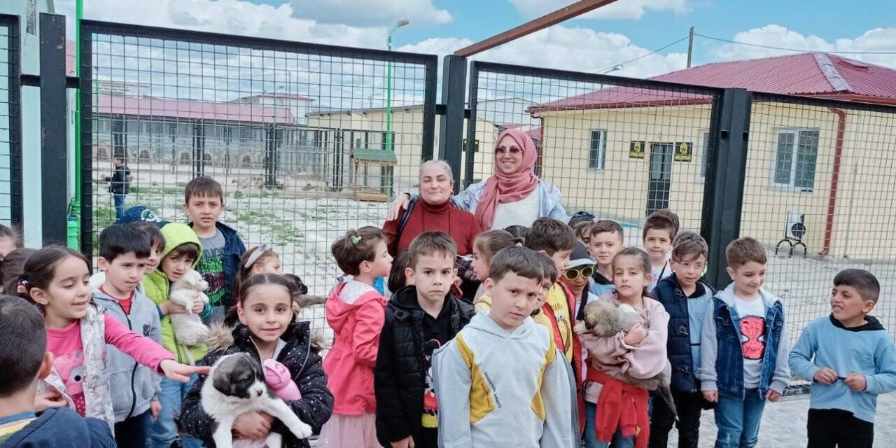 Küçük öğrencilerden hayvan barınağına ziyaret