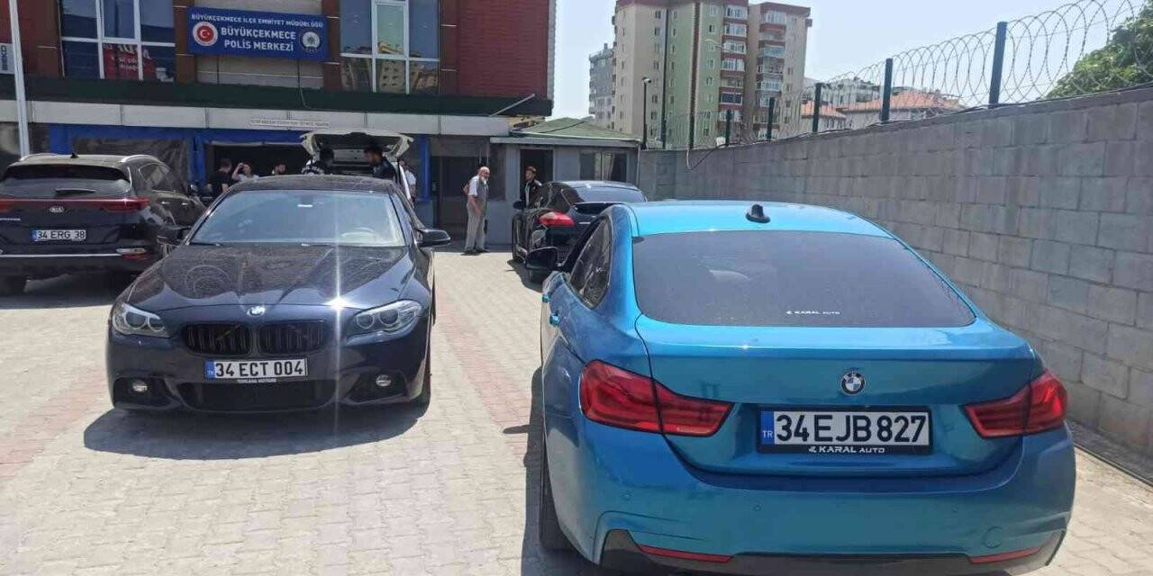 Lüks araçlı magandalar yakalandı: Polis merkezinin bahçesi galeriye döndü