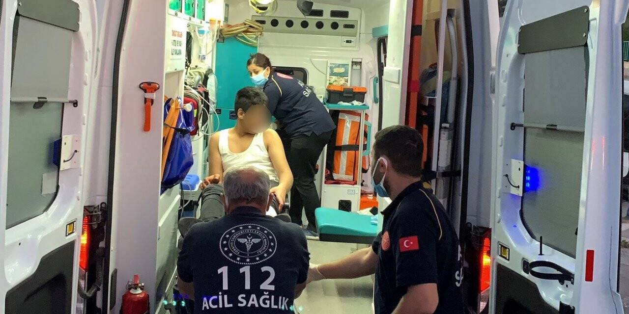 Yolda yürüyen genç bacağından bıçaklandı