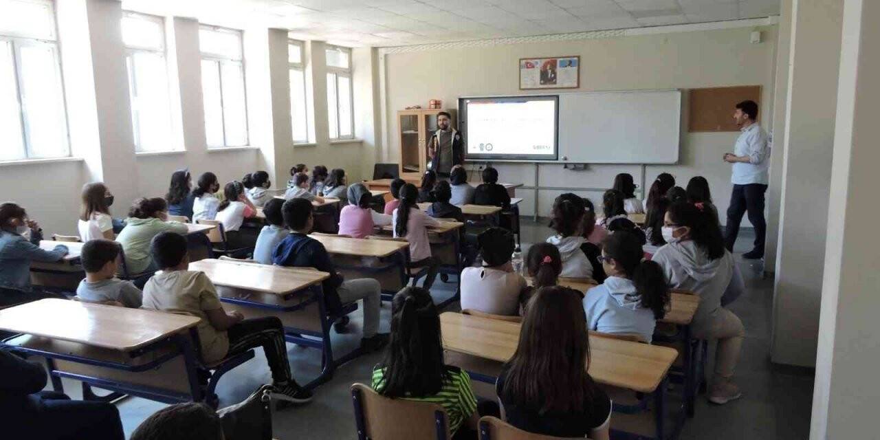 Elazığ’da polis, 160 öğrenciye eğitim verdi