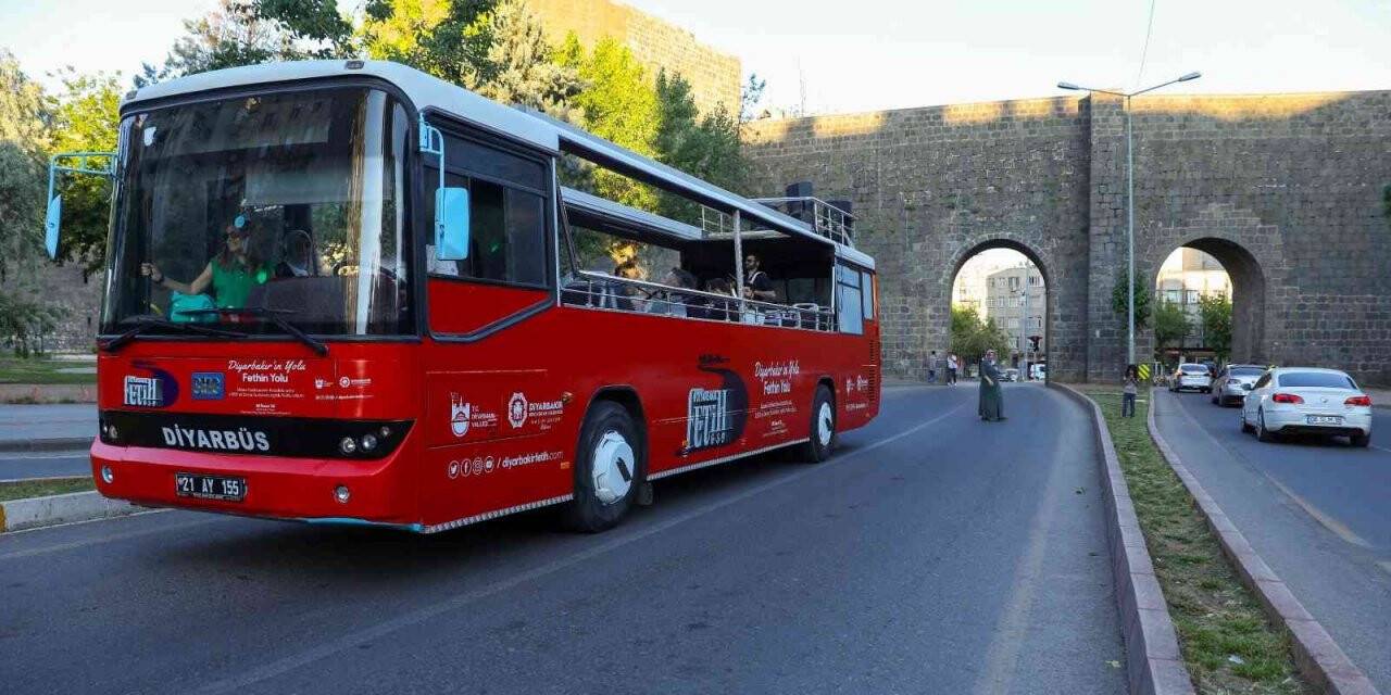 Fetih coşkusu gezici otobüsle Diyarbakır sokaklarında