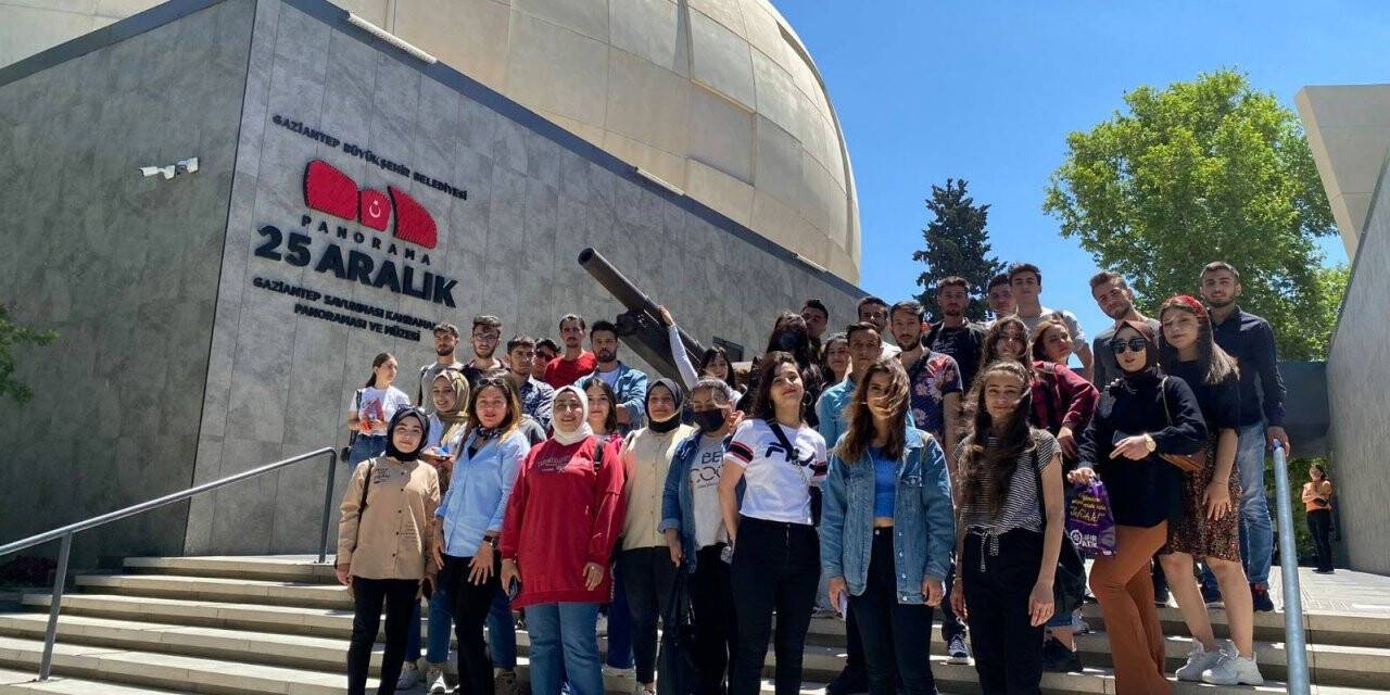 Üniversite öğrencileri kentin tarihi ile bütünleşiyor