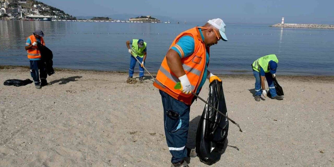 Kuşadası’nda kıyı temizliği