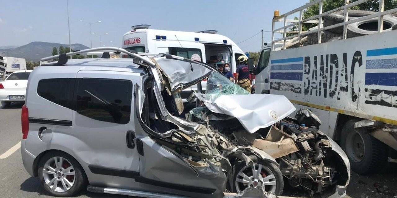 Kamyona arkadan çarpan ticari araç hurdaya döndü, kazada bir kişi yaralandı