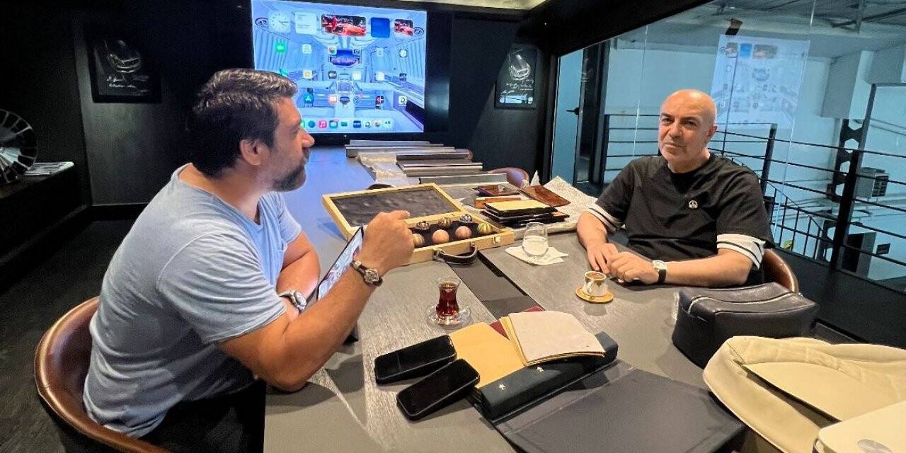 Ünlü çikolata ihracatçısı ile ünlü otomobil tasarımcısı bir araya geldi