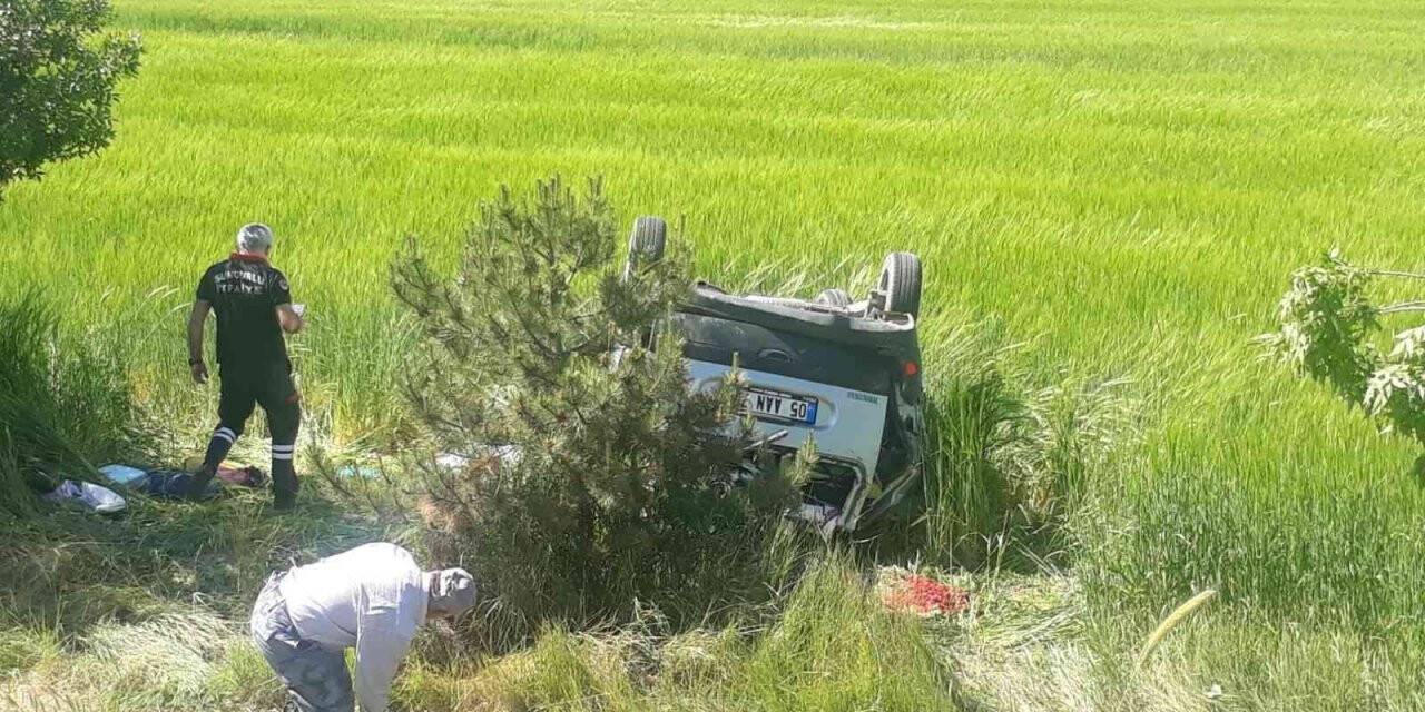 Kontrolden çıkan hafif ticari araç tarlaya uçtu: 1 ölü, 5 yaralı