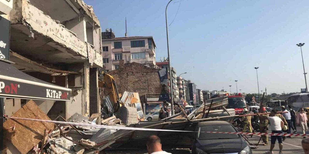 Kadıköy’de bir metruk binanın yıkımı esnasında duvarın yıkılmasıyla çökme meydana geldi. Duvarın çökmesiyle 3 araç hasar aldı. Olay yerinde ekiplerin çalışması sürüyor.