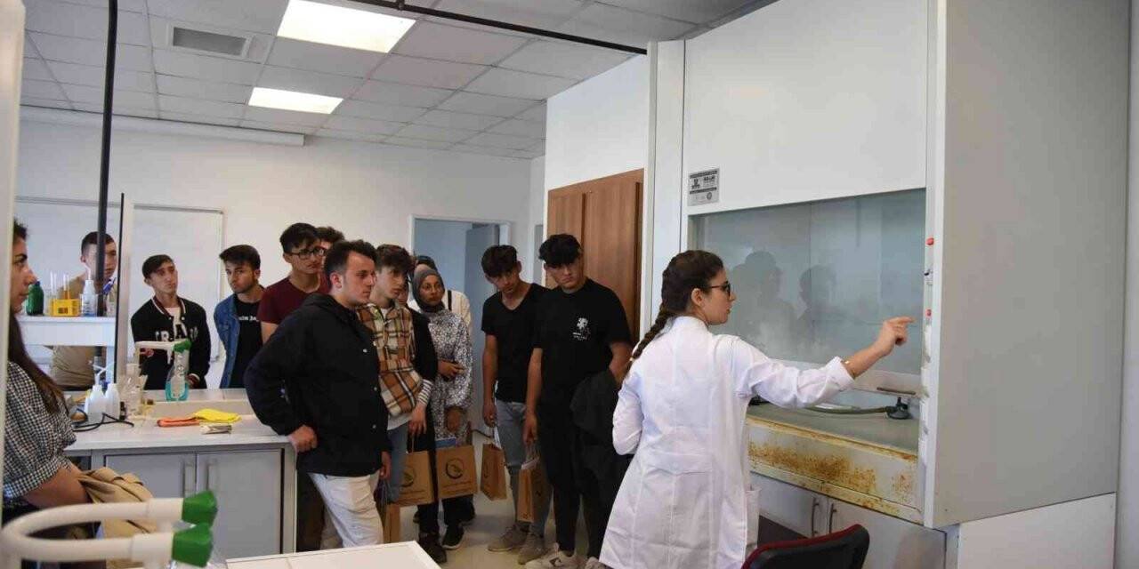 Liseli öğrenciler Düzce Üniversitesi’ni gezdi