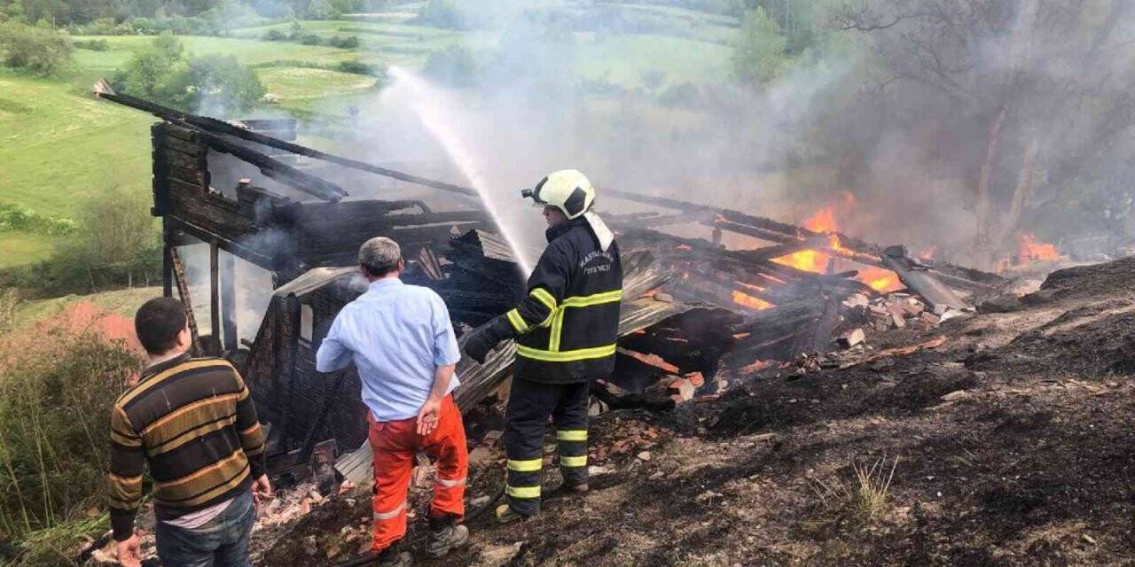 Aynı köyde 3 ayda ikinci yangın: 2 ev kullanılmaz hale geldi