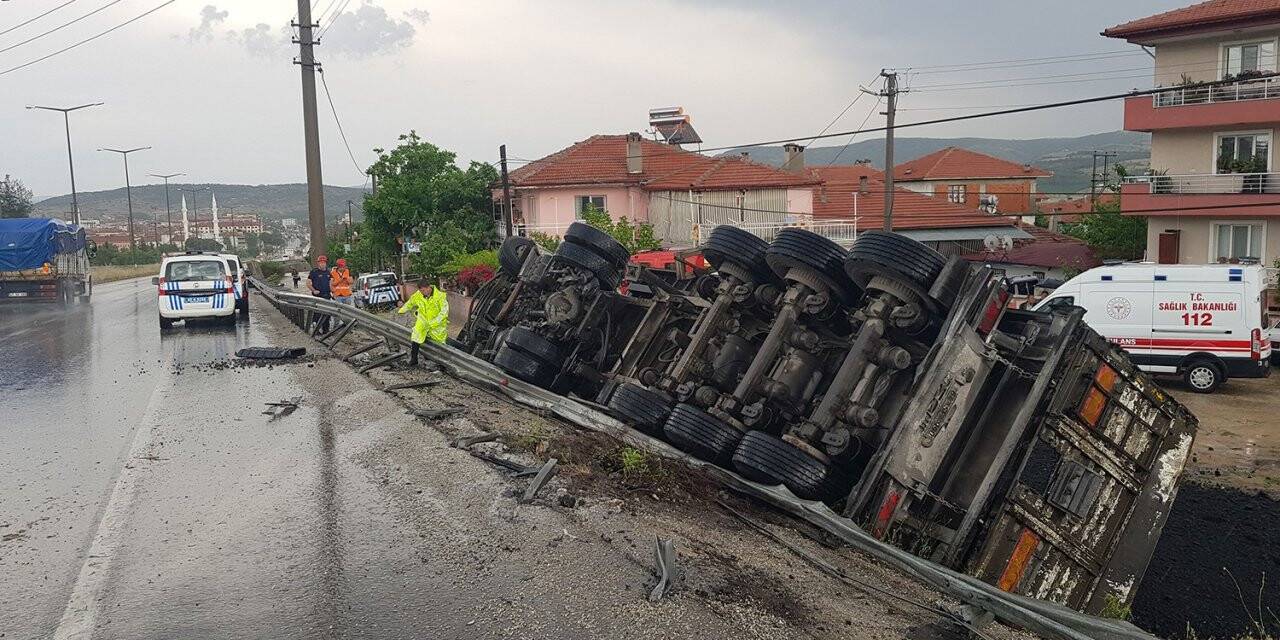 Yağışlı havada kontrolden çıkan tır yan yattı