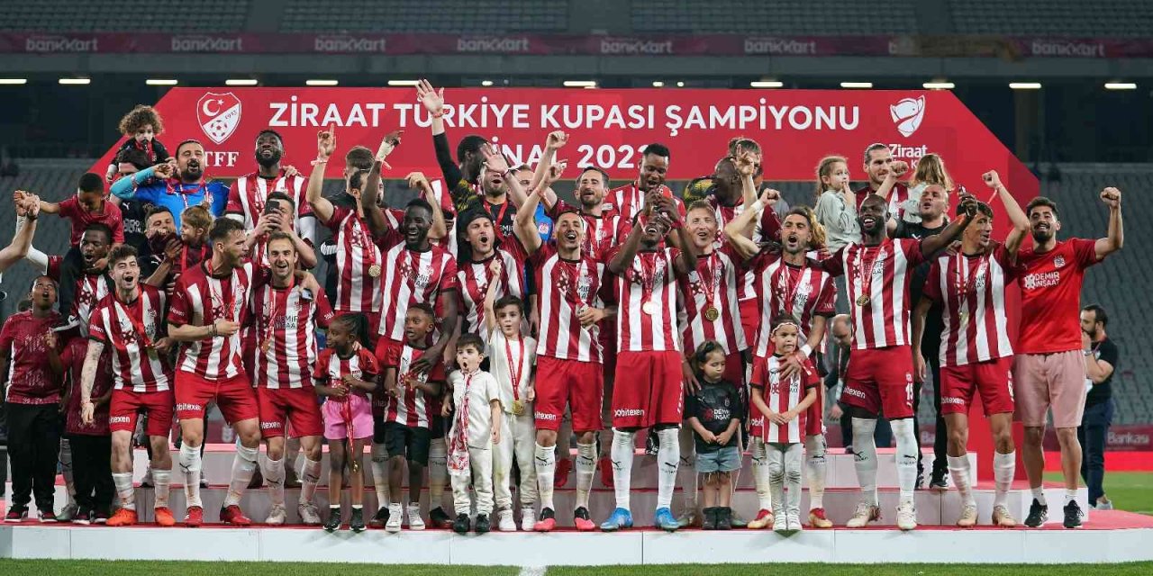 Sivasspor kupasını aldı