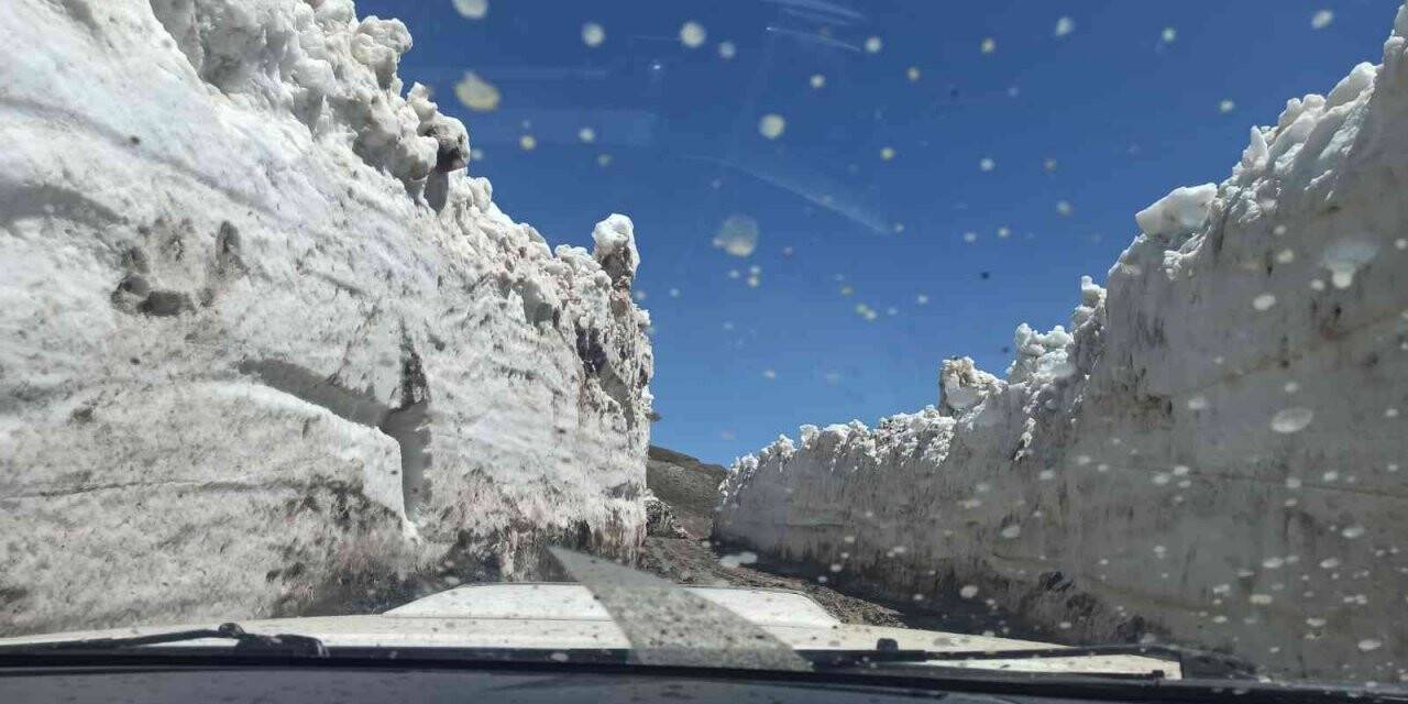 Bu kentte kış bitmiyor, 4 metreyi bulan karlı yollar dozerlerle açılıyor