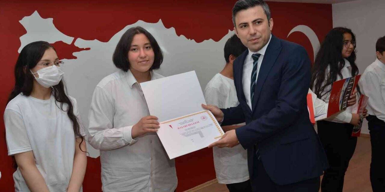 Okuma yarışmasında dereceye girenlere ödülleri verildi