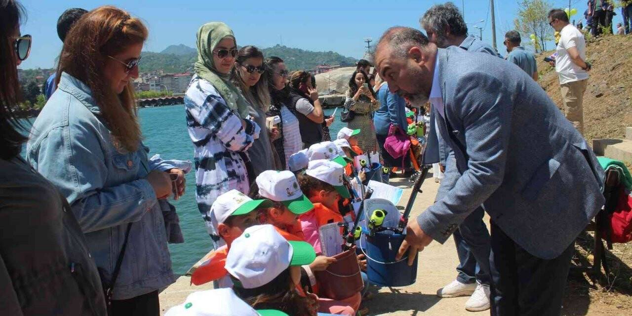 Görele’de çocuklara olta takımı dağıtıldı