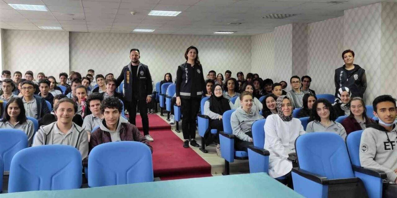 Erzincan’da öğrencilere suçtan korunma yöntemleri anlatılıyor