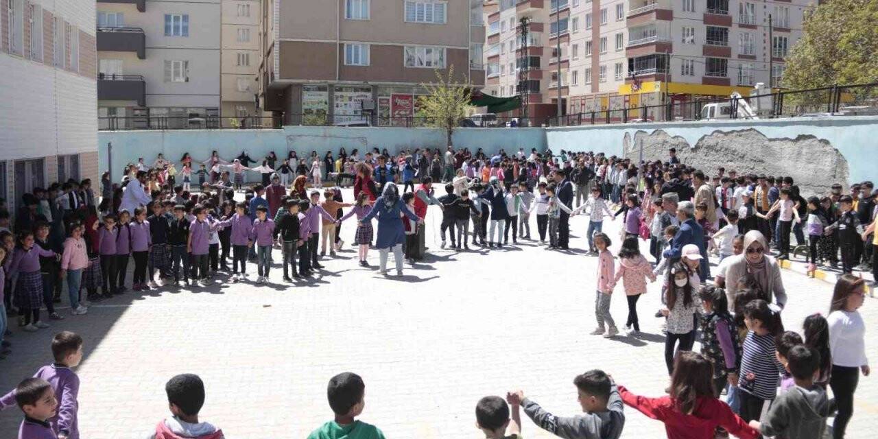 500 çocuk ’Merkezim Her Yerde’ projesi etkinliğinde doyasıya eğlendi