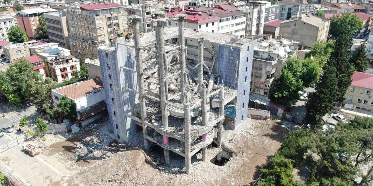 Dünyanın en saçma binasının dev sütunları yıkıldı