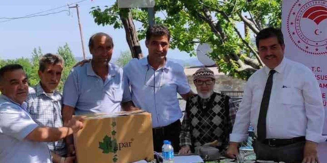 Tarsus’ta biyoteknik mücadele için çiftçilere tuzak dağıtıldı